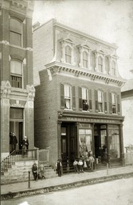 Washington Bazaar en ingang van het bankgebouw. Hoofdstraat door Chicago Steffens